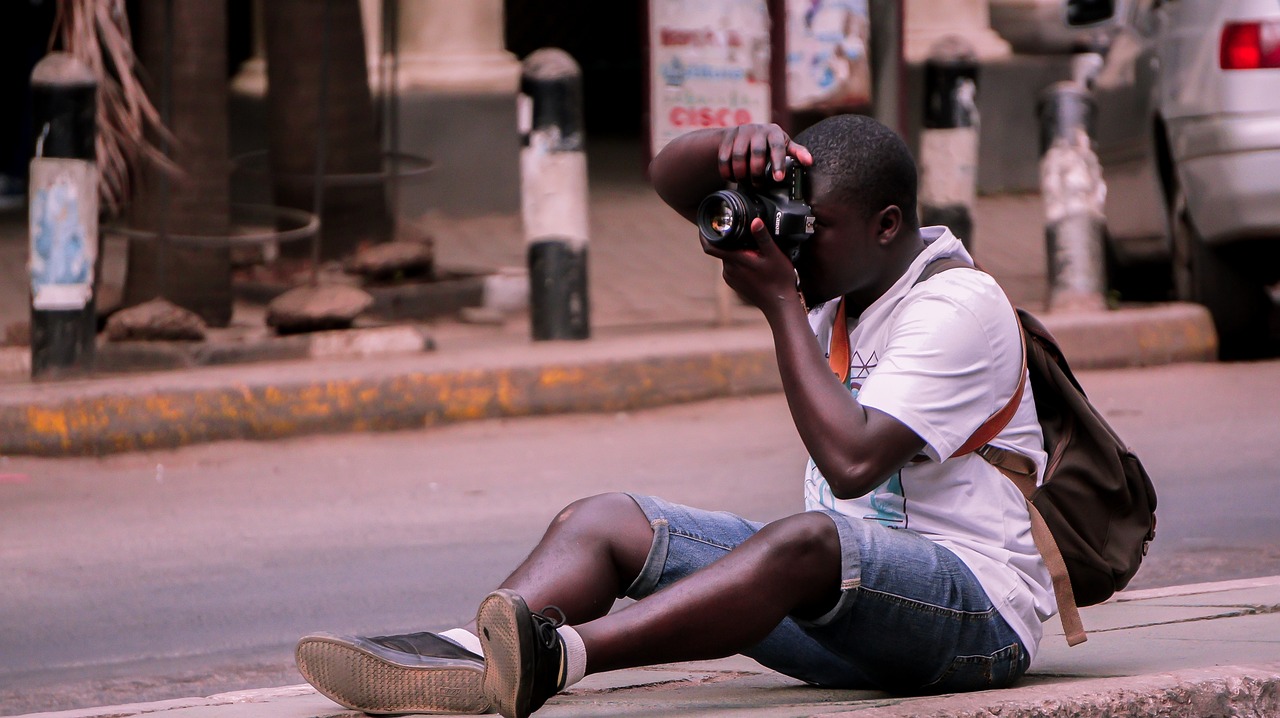 Jeune prenant une photo à Nairobi