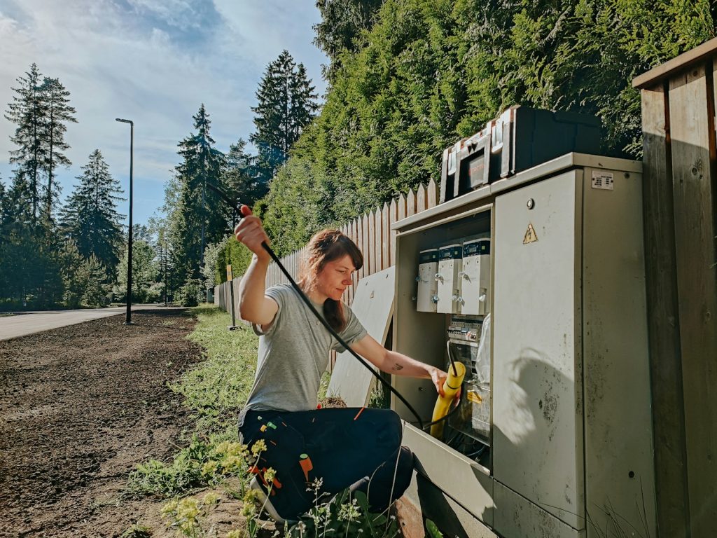 femme électricienne